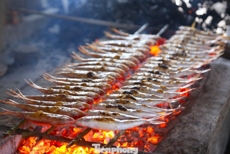 Những mẻ cá được xếp ngay ngắn trên bếp than hồng, khói quyện mùi cá chín thơm lừng. Không tẩm ướp gia vị, không phụ gia, cá được nướng hoàn toàn bằng than hoa để giữ trọn vị ngọt tự nhiên.