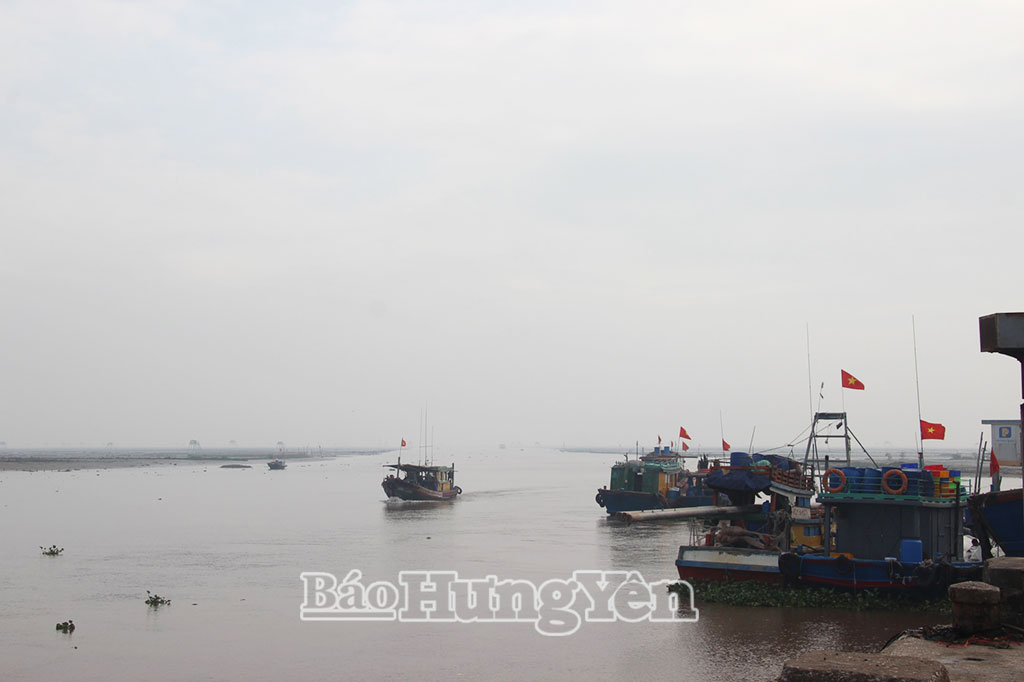 Tàu cá của ngư dân cập cảng cá Cửa Lân.