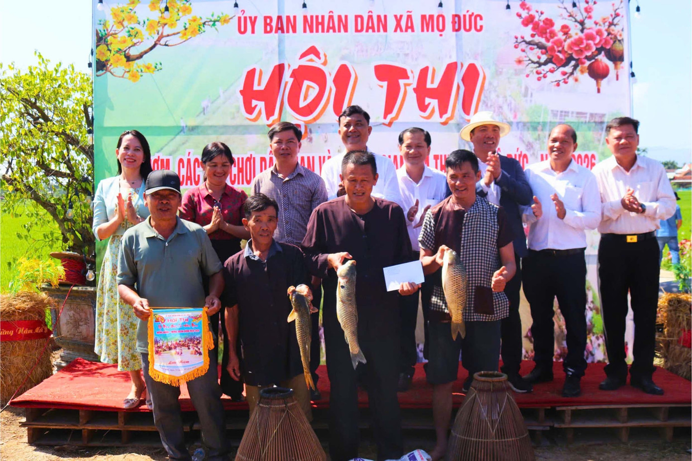 Sau 30 phút tranh tài, với số cá bắt được 8,2 kg, đội thôn Phước Toàn đã giành được giải Nhất. Giải cho đội bắt được cá to nhất thuộc về thôn Phước Lộc với con cá có trọng lượng 5,6 kg. Ảnh: Anh Vũ. 6.jpg