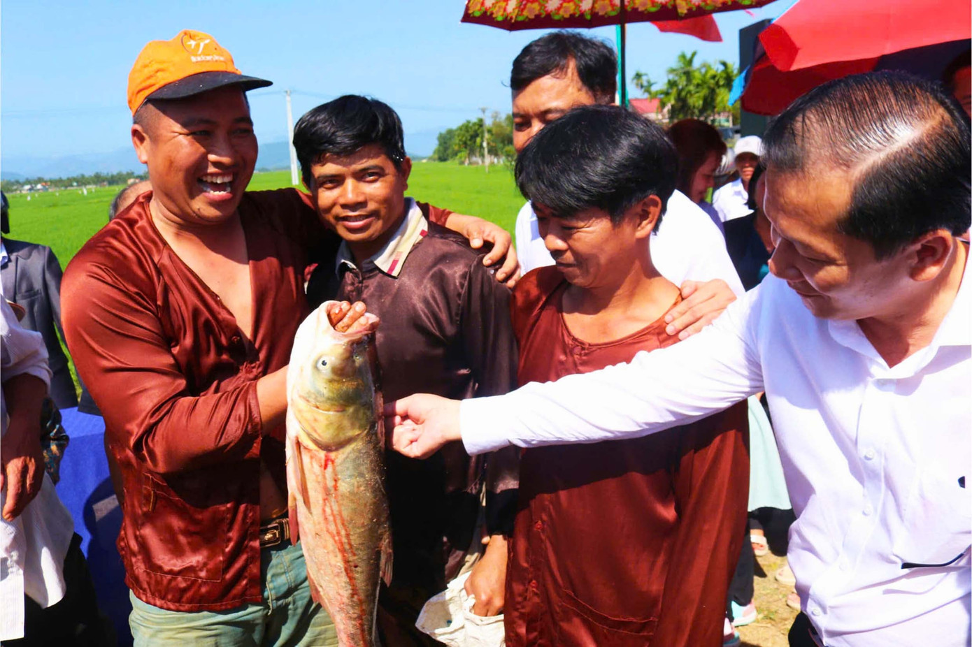 "Nơm thủ" Nguyễn Lê Phước Thuận đội thôn Phước Lộc vui mừng vì đội giành được giải thưởng bắt được con cá nặng ký nhất (5,6 kg). Ảnh: Anh Vũ. 7.jpg