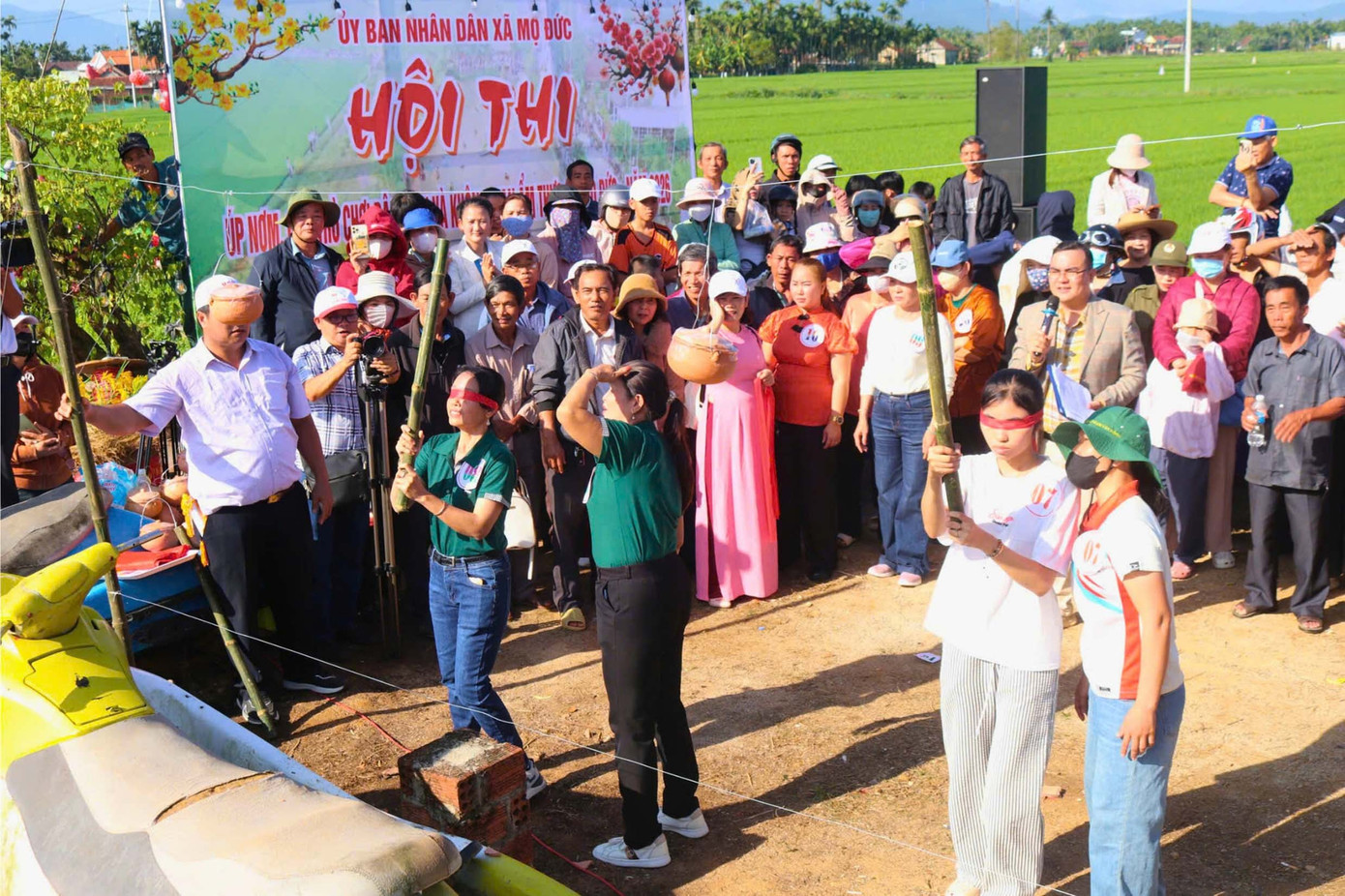 Thi bịt mắt đập om. 10.jpg