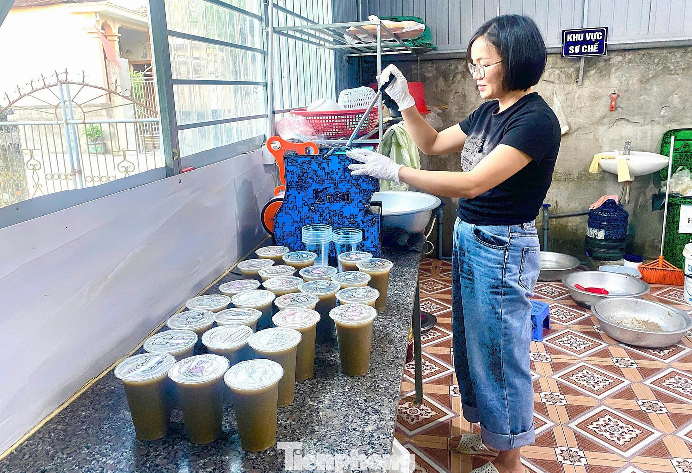 Các công đoạn chế biến đều được chị Hậu chuẩn bị kỹ càng, sạch sẽ. tp-8.jpg