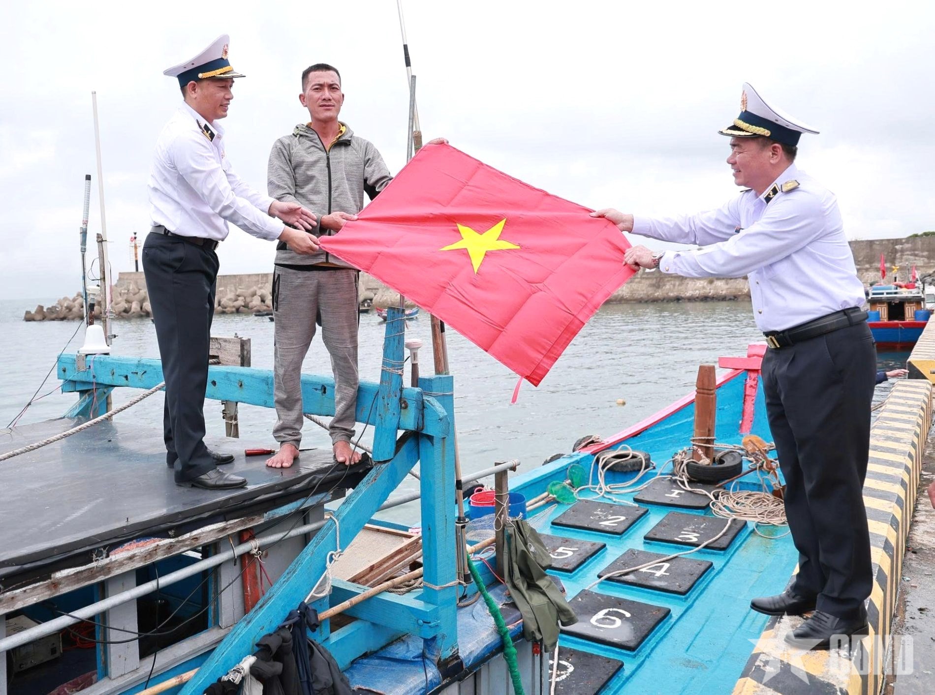 Vùng 3 Hải quân tuyên truyền chống khai thác IUU tại Cồn Cỏ và Lý Sơn