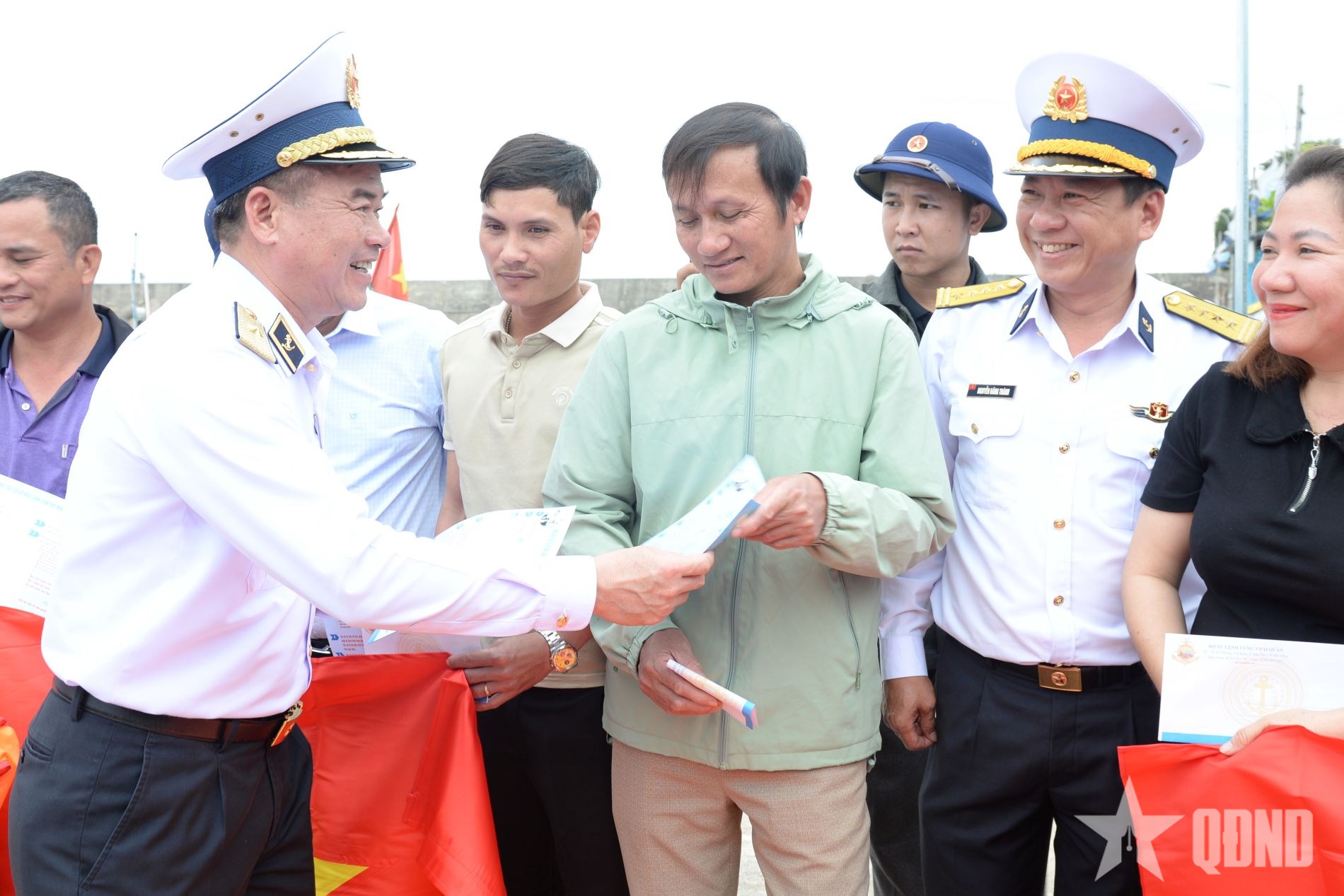 Vùng 3 Hải quân tuyên truyền chống khai thác IUU tại Cồn Cỏ và Lý Sơn