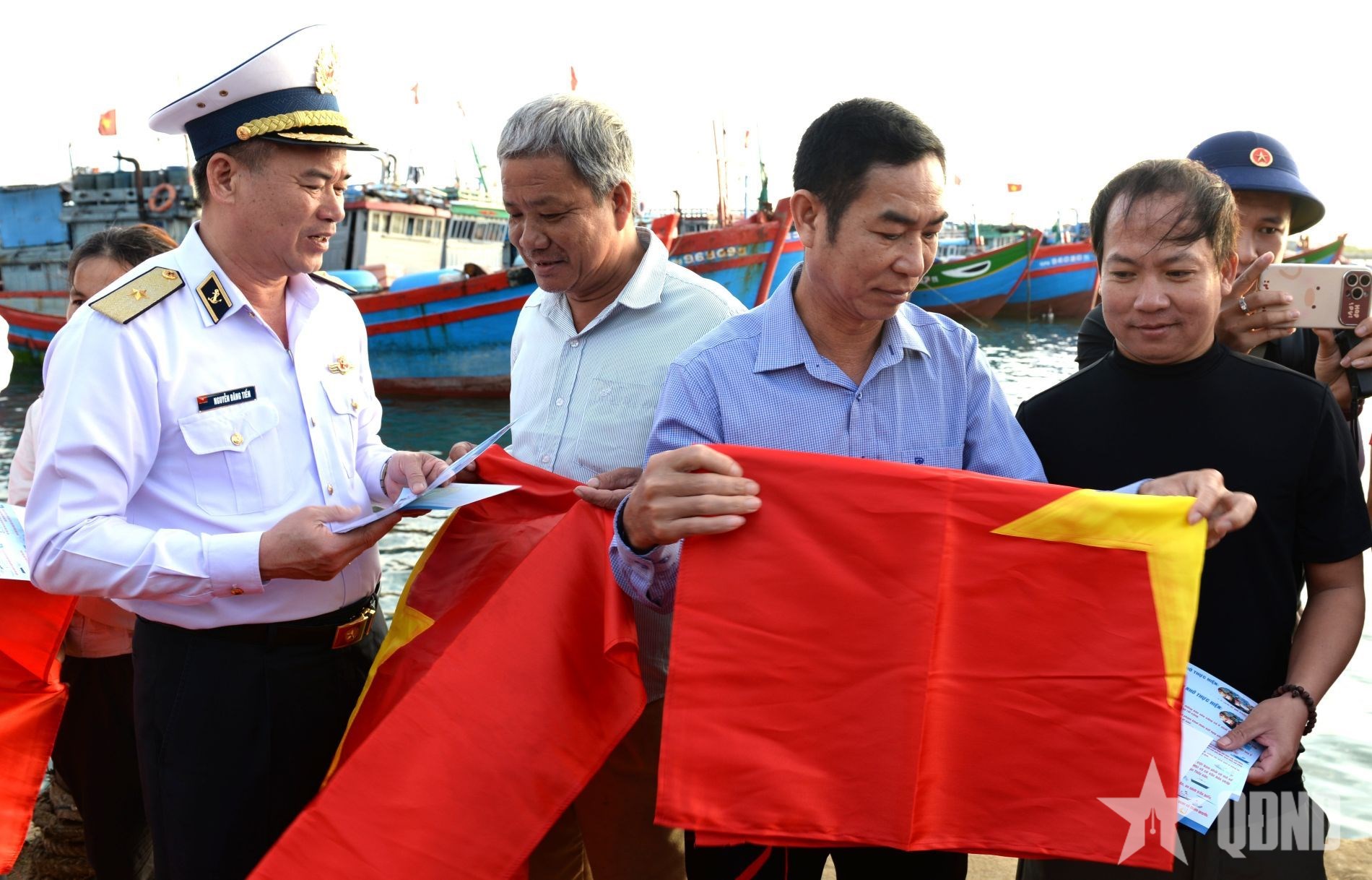 Vùng 3 Hải quân tuyên truyền chống khai thác IUU tại Cồn Cỏ và Lý Sơn