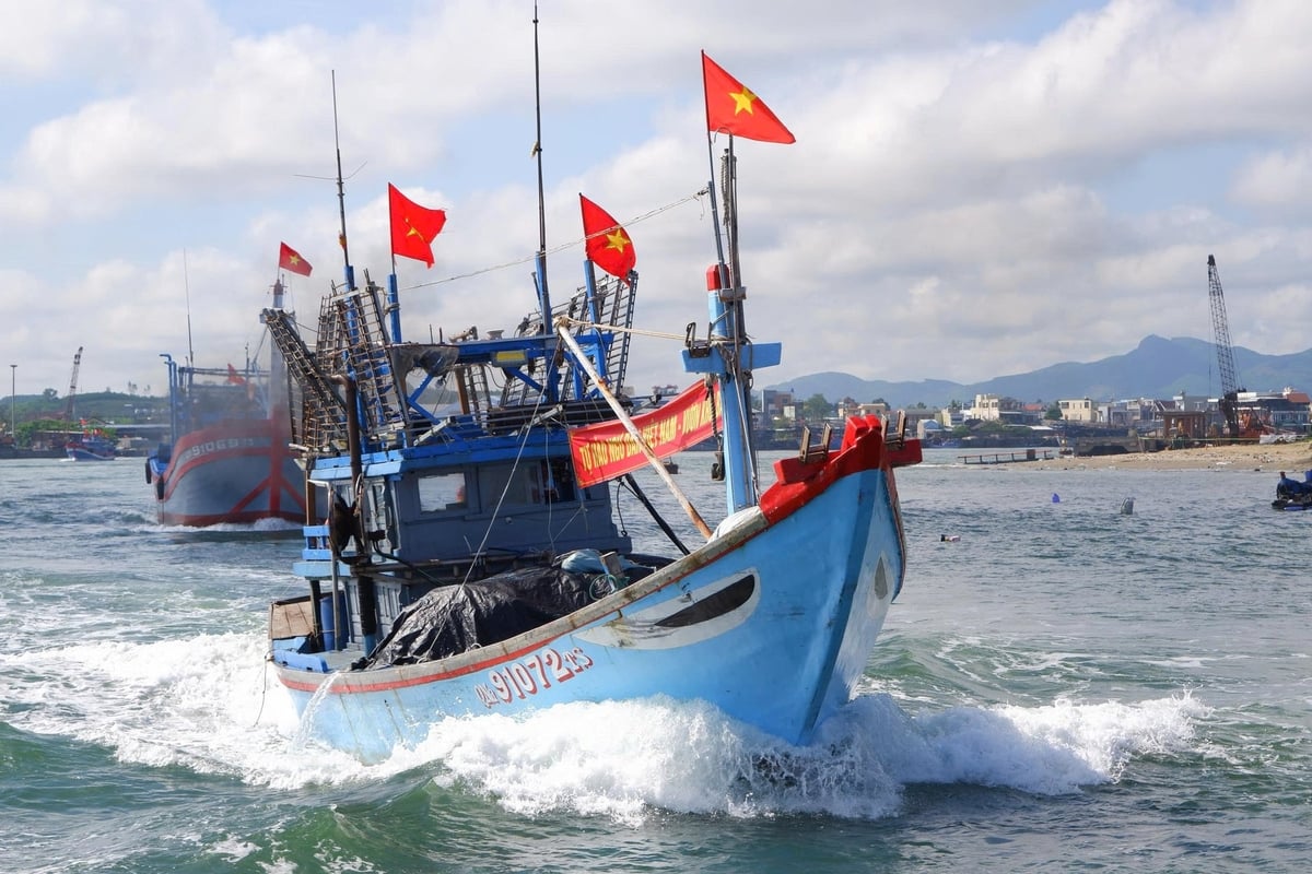 Từng đoàn tàu rẽ sóng vươn khơi mang theo khát vọng làm giàu mà còn là hình ảnh khẳng định chủ quyền quốc gia trên biển. Ảnh: L.A.
