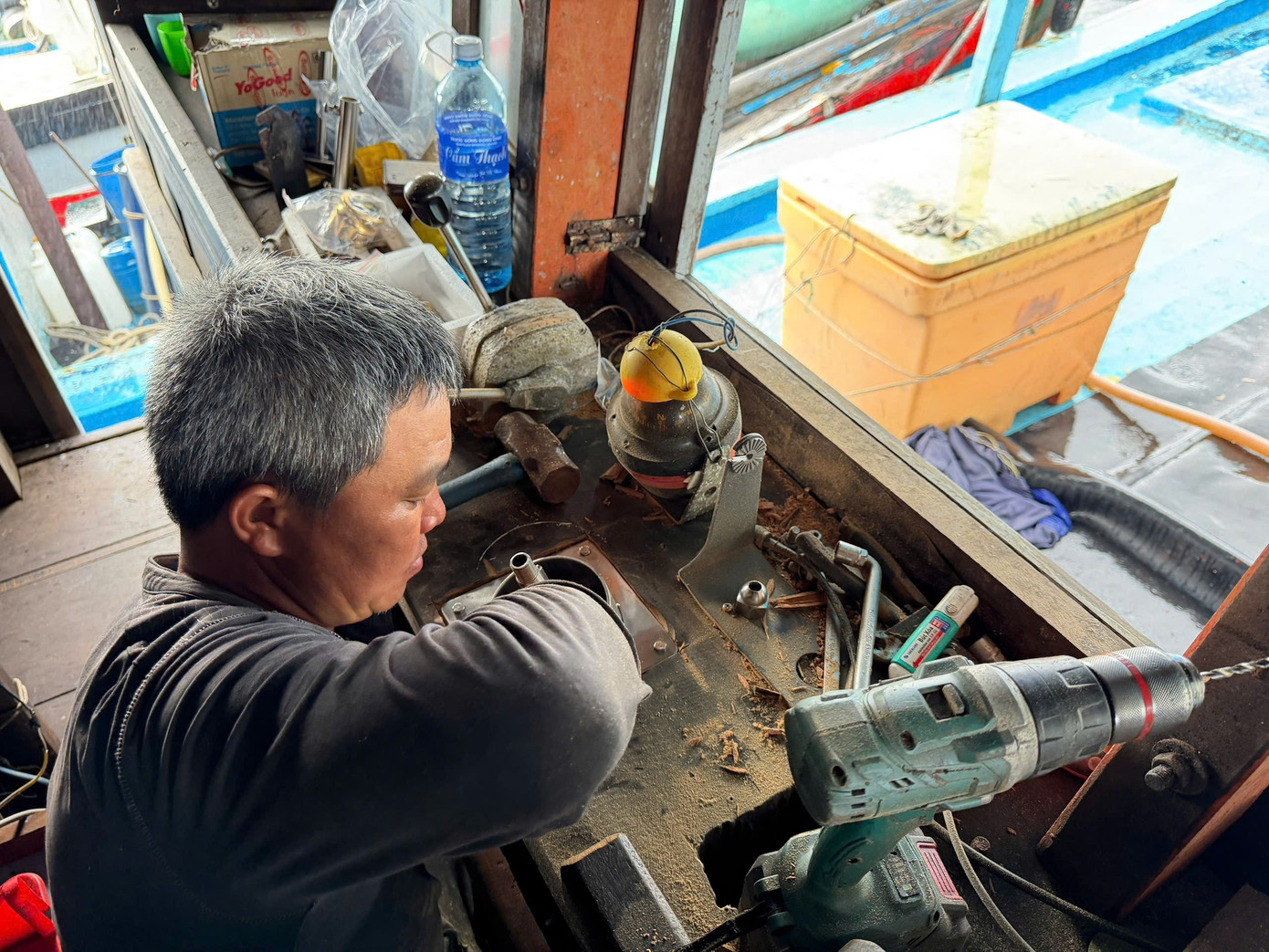 Ngư dân tính toán việc lắp đặt, thay đổi máy lái để tiết kiệm nhiên liệu. b2e4061ccc9842c61b89-1.jpg