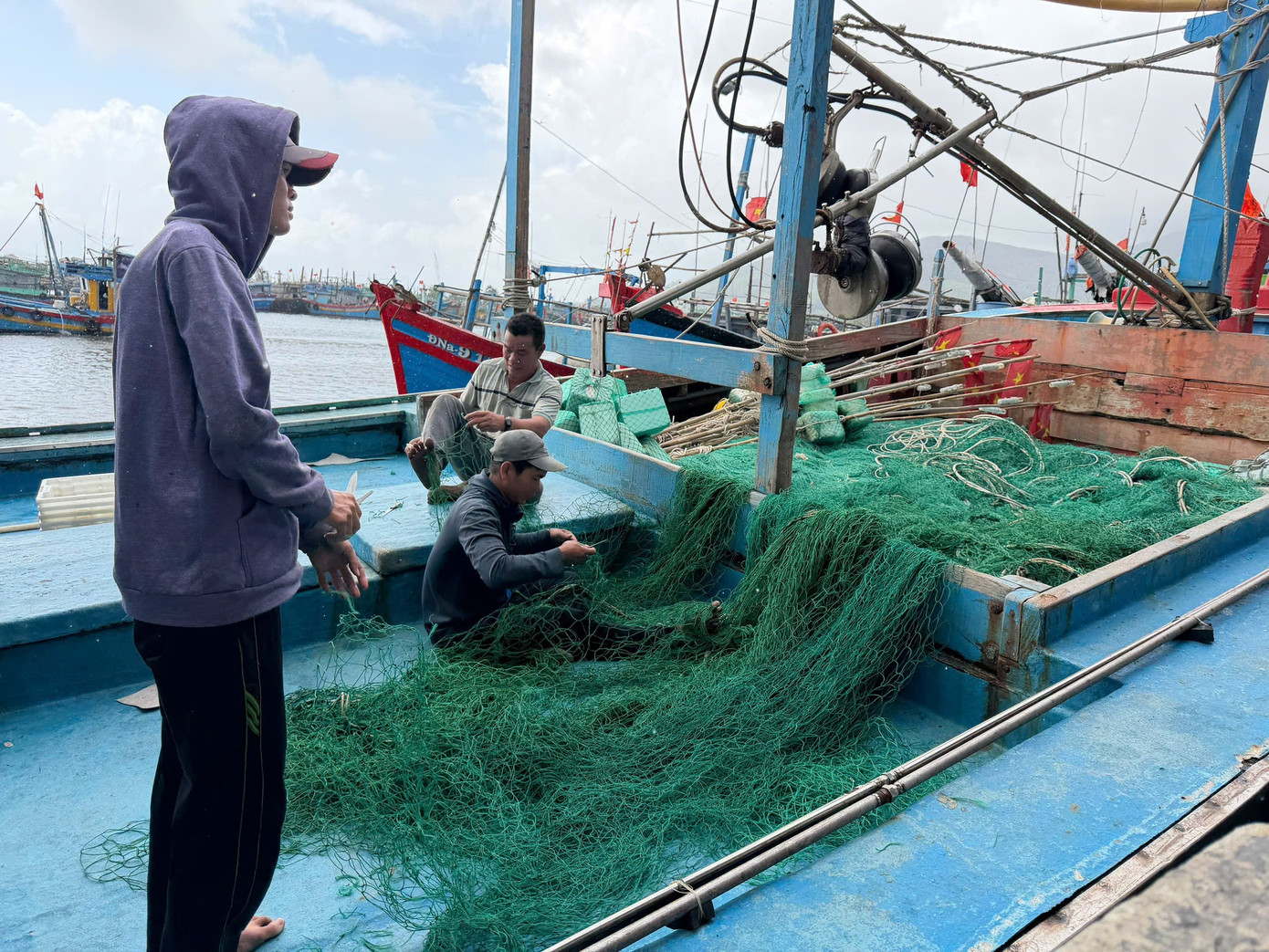 Ngư dân chuẩn bị ngư cụ để ra khơi ở cảng cá Thọ Quang. 6f293a00f3847dda2495.jpg