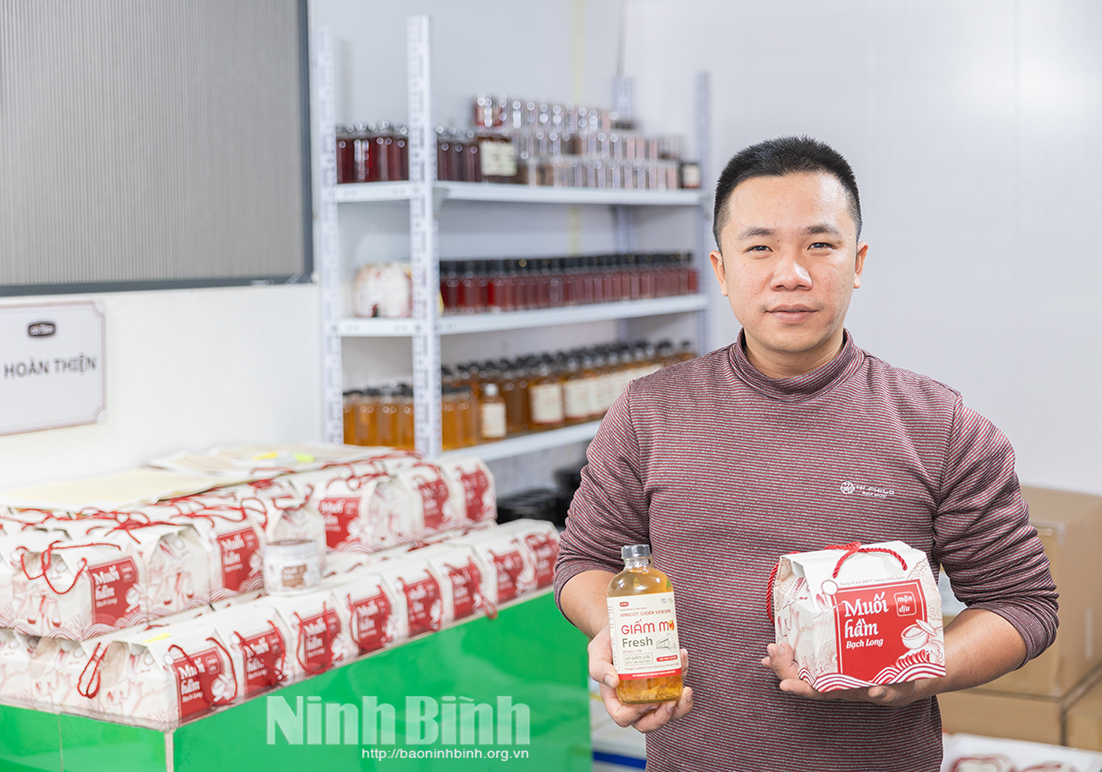 Sản phẩm muối hầm và giấm mơ lên men tự nhiên do anh Vũ Minh Ngọc sản xuất.