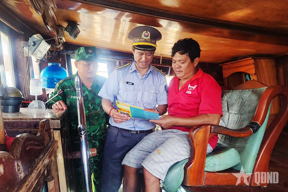 Chi đội Kiểm ngư số 4 tuyên truyền chống khai thác hải sản bất hợp pháp