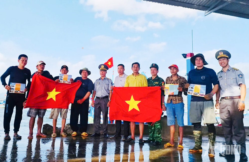 Chi đội Kiểm ngư số 4 tuyên truyền chống khai thác hải sản bất hợp pháp