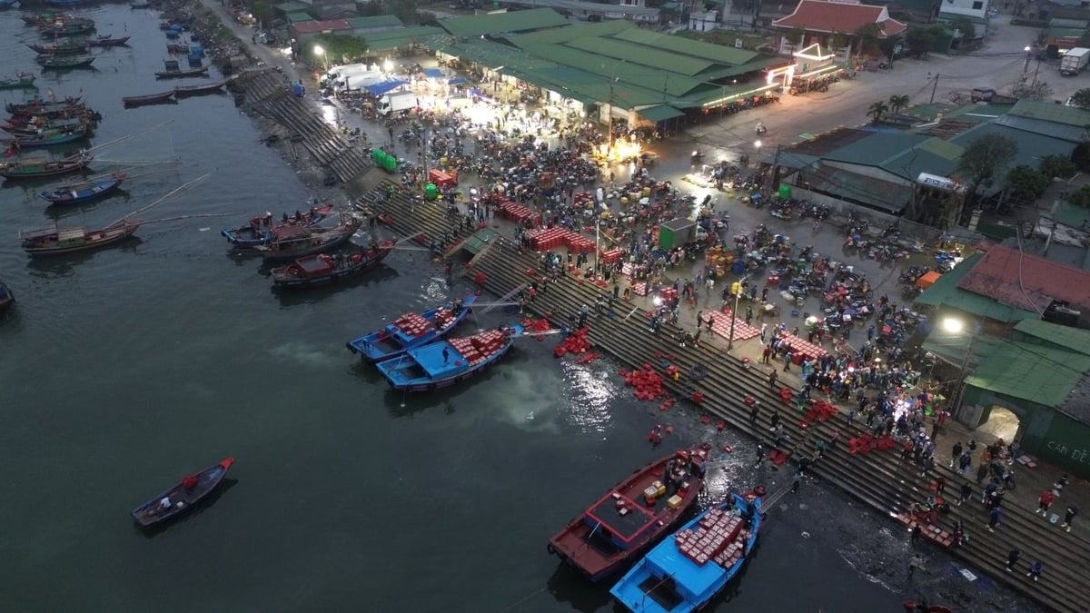 Nườm nượp tàu lớn nhỏ vào ra cảng bến cá Cửa Lò từ sáng sớm. Ảnh: Đình Tiệp. Nườm nượp tàu lớn nhỏ vào ra cảng bến cá Cửa Lò từ sáng sớm. Ảnh: Đình Tiệp.