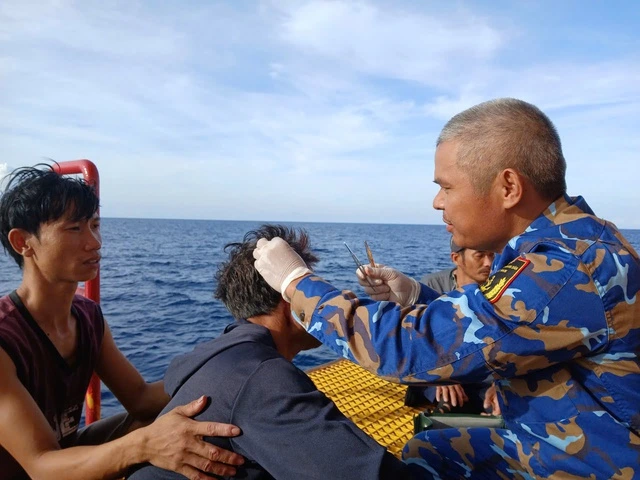 Vùng 2 Hải quân hỗ trợ ngư dân bám biển: Điểm tựa vững chắc giữa trùng khơi - Ảnh 2.