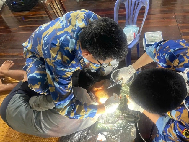 Vùng 2 Hải quân hỗ trợ ngư dân bám biển: Điểm tựa vững chắc giữa trùng khơi - Ảnh 3.