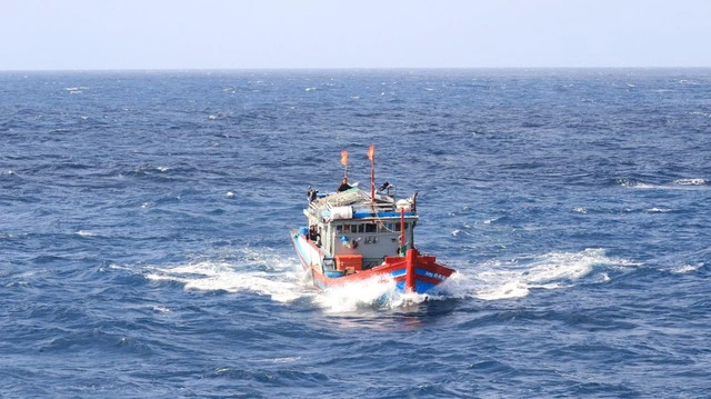 Vùng 2 Hải quân hỗ trợ ngư dân bám biển: Điểm tựa vững chắc giữa trùng khơi - Ảnh 4.