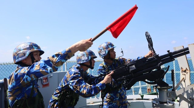Vùng 2 Hải quân hỗ trợ ngư dân bám biển: Điểm tựa vững chắc giữa trùng khơi - Ảnh 5.