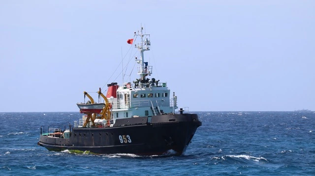 Vùng 2 Hải quân hỗ trợ ngư dân bám biển: Điểm tựa vững chắc giữa trùng khơi - Ảnh 6.