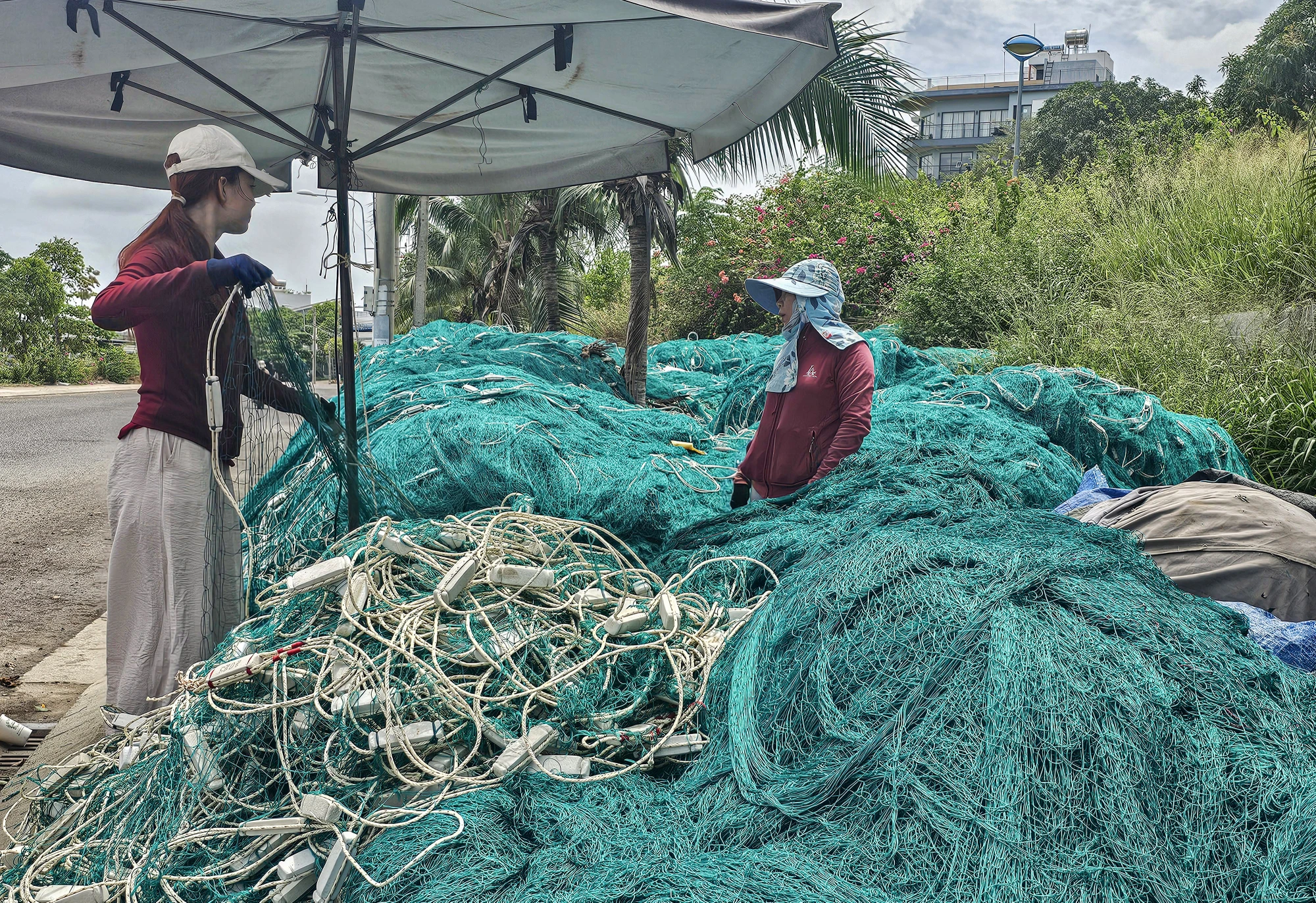 Một số ngư dân thu lưới lên bờ chờ giá xăng dầu ổn định trở lại mới tiếp tục ra khơi. Ảnh: XUÂN HOÁT 4.jpg