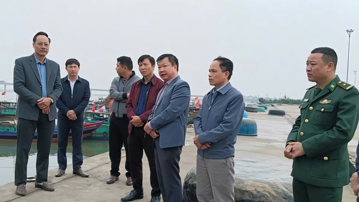 Ông Trần Hữu Khanh, Phó Giám đốc Sở NN-MT cùng thành viên BCĐ IUU bổ cứu các nhiệm vụ chống khia thác thủy sản bất hợp pháp. Ảnh: Thanh Nga.