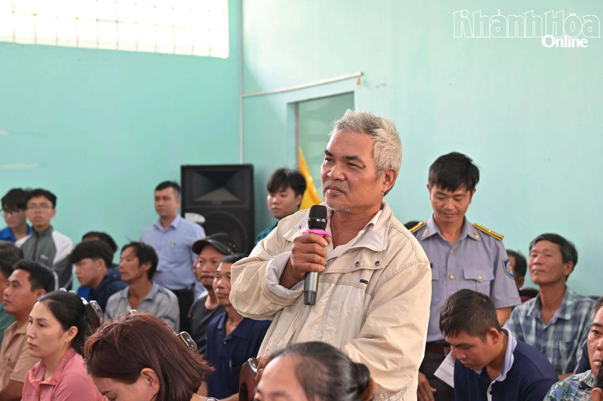 Các ngư dân nêu thắc mắc liên quan đến quá trình khai thác hải sản.