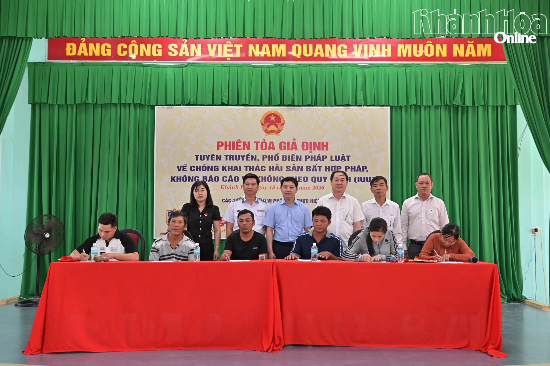 Đại diện ngư dân phường Bắc Nha Trang cùng ký cam kết tuân thủ pháp luật trong khai thác hải sản.