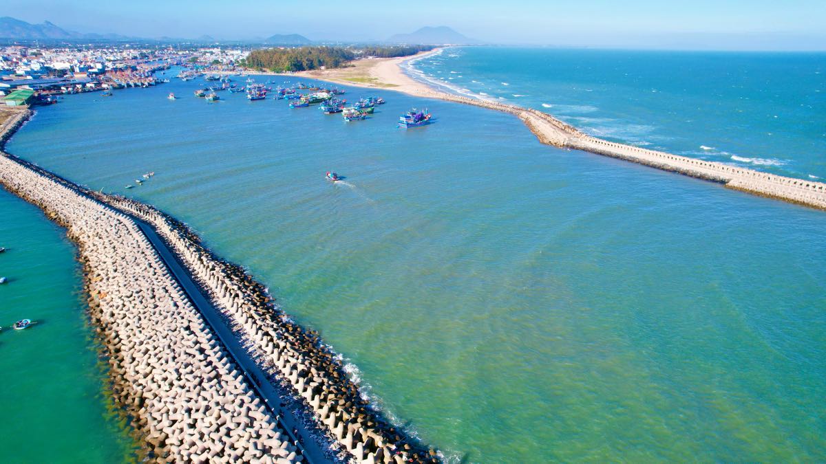 Tàu cá ra khơi tại cảng cá La Gi. Ảnh: Duy Tuấn