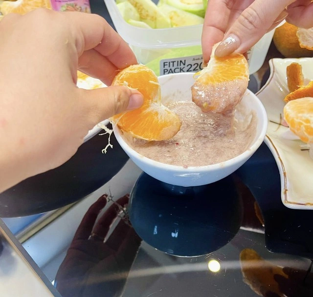 Trend ăn cam bù chấm mắm ruốc gây 'sốt': Có vị như thế nào? - Ảnh 2.