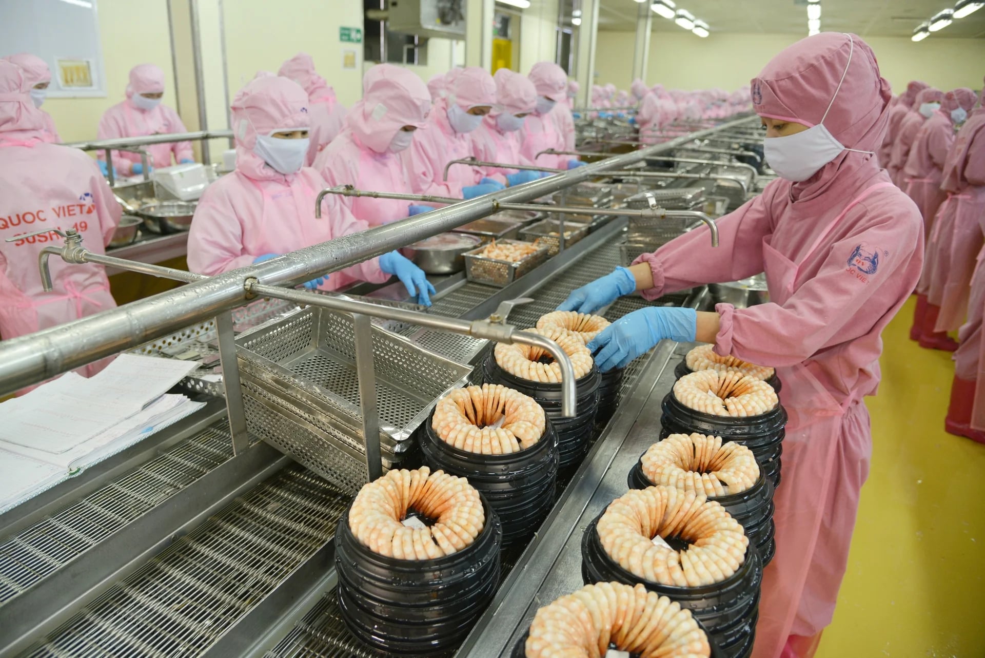 Tôm vẫn giữ vai trò đầu tàu khi kim ngạch xuất khẩu 2 tháng đạt 689,5 triệu USD, tăng gần 20% so với cùng kỳ. Ảnh: Hồng Thắm. Tôm vẫn giữ vai trò đầu tàu khi kim ngạch xuất khẩu 2 tháng đạt 689,5 triệu USD, tăng gần 20% so với cùng kỳ. Ảnh: Hồng Thắm.