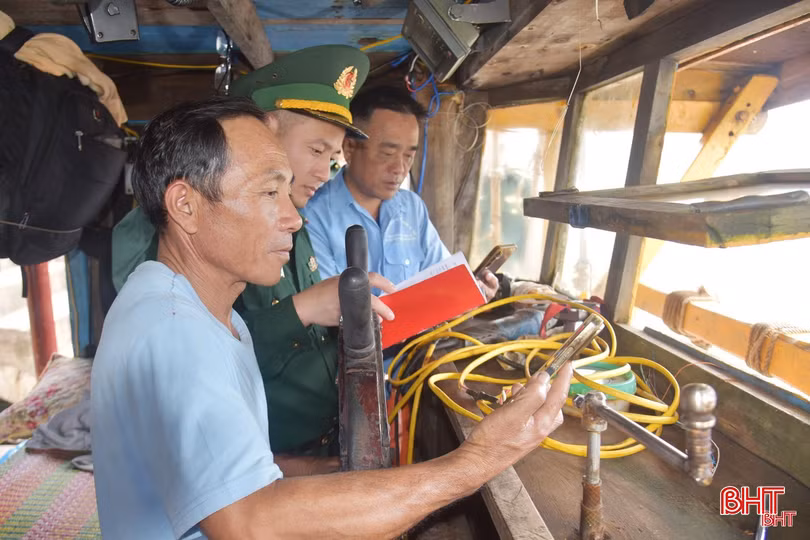 Lực lượng biên phòng thường xuyên nhắc nhở chủ tàu đánh bắt trên địa bàn không được xâm phạm vùng biển nước ngoài, không được đánh bắt sai vùng biển quy định, không sử dụng chất nổ và xung điện đánh bắt theo kiểu tận diệt. bqbht_br_4-1.jpg