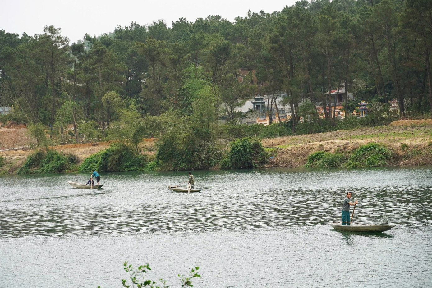 Đến mùa cá mòi, những người làm nông lại ra sông giăng lưới, quay rớ như những ngư dân thực thụ. img-0264.jpg
