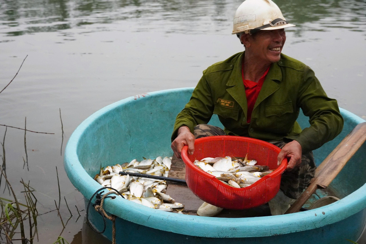 Ông Hào cười tươi sau mỗi mẻ rớ. img-0267.jpg