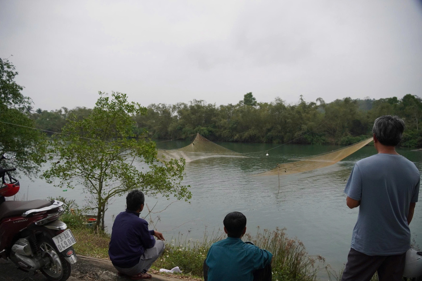 Người dân và thương lái chăm chú theo dõi một mẻ rớ đang dần được cất lên. img-0269.jpg