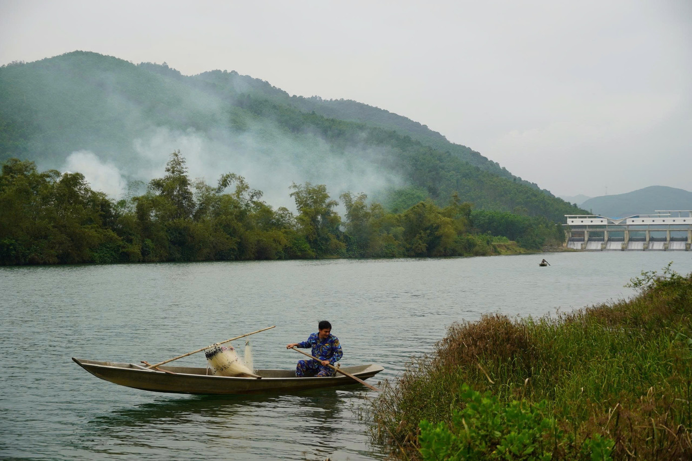 Một lực điền đang tìm vị trí giăng lưới, phía xa là đập Rào Nan, nơi ngăn mặn, giữ ngọt cấp nước cho sinh hoạt và sản xuất của hàng vạn hộ dân. img-0268.jpg