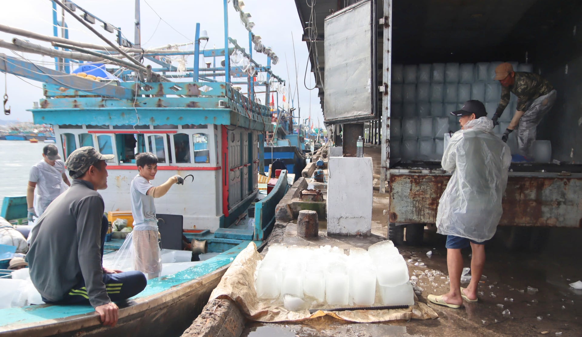Ngư dân Khánh Hòa tiếp nguyên liệu để bám biển. Ảnh: KS.