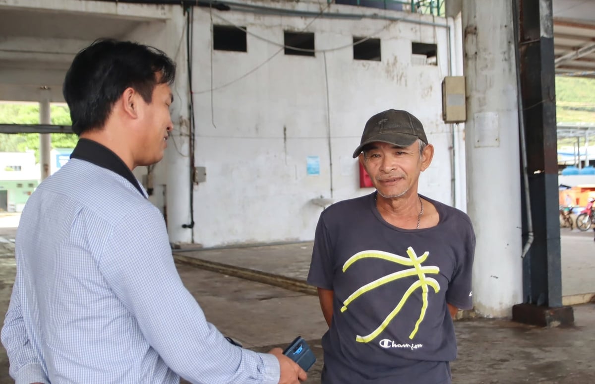 Ngư dân Phạm Văn Quang (bên phải) tỏ vẻ lo lắng khi giá xăng dầu tăng cao. Ảnh: KS.