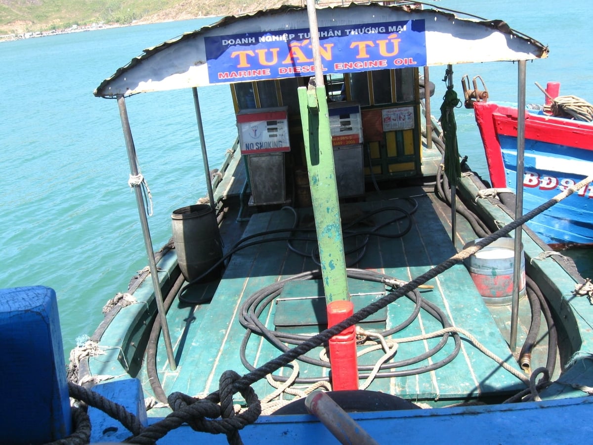 Những đại lý cung ứng nhiên liệu nhỏ ở Cảng cá Quy Nhơn hiện không có dầu để bán cho tàu cá. Ảnh: V.Đ.T.