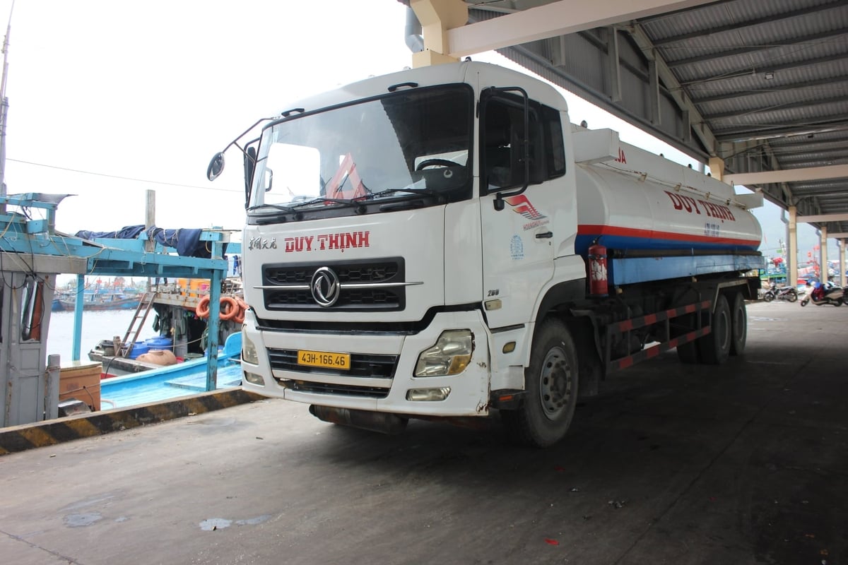 Ngư dân cũng gặp khó để mua dầu diesel chuẩn bị cho chuyến biển mới. Ảnh: L.A. Ngư dân cũng gặp khó để mua dầu diesel chuẩn bị cho chuyến biển mới. Ảnh: L.A.