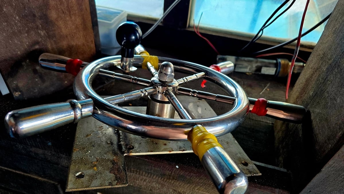 Mỗi hệ thống lái tự động hơn 30 triệu đồng nhưng sau mỗi chuyến biển có thể tiết kiệm hàng trăm lít dầu. Ảnh: L.A. Mỗi hệ thống lái tự động hơn 30 triệu đồng nhưng sau mỗi chuyến biển có thể tiết kiệm hàng trăm lít dầu. Ảnh: L.A.