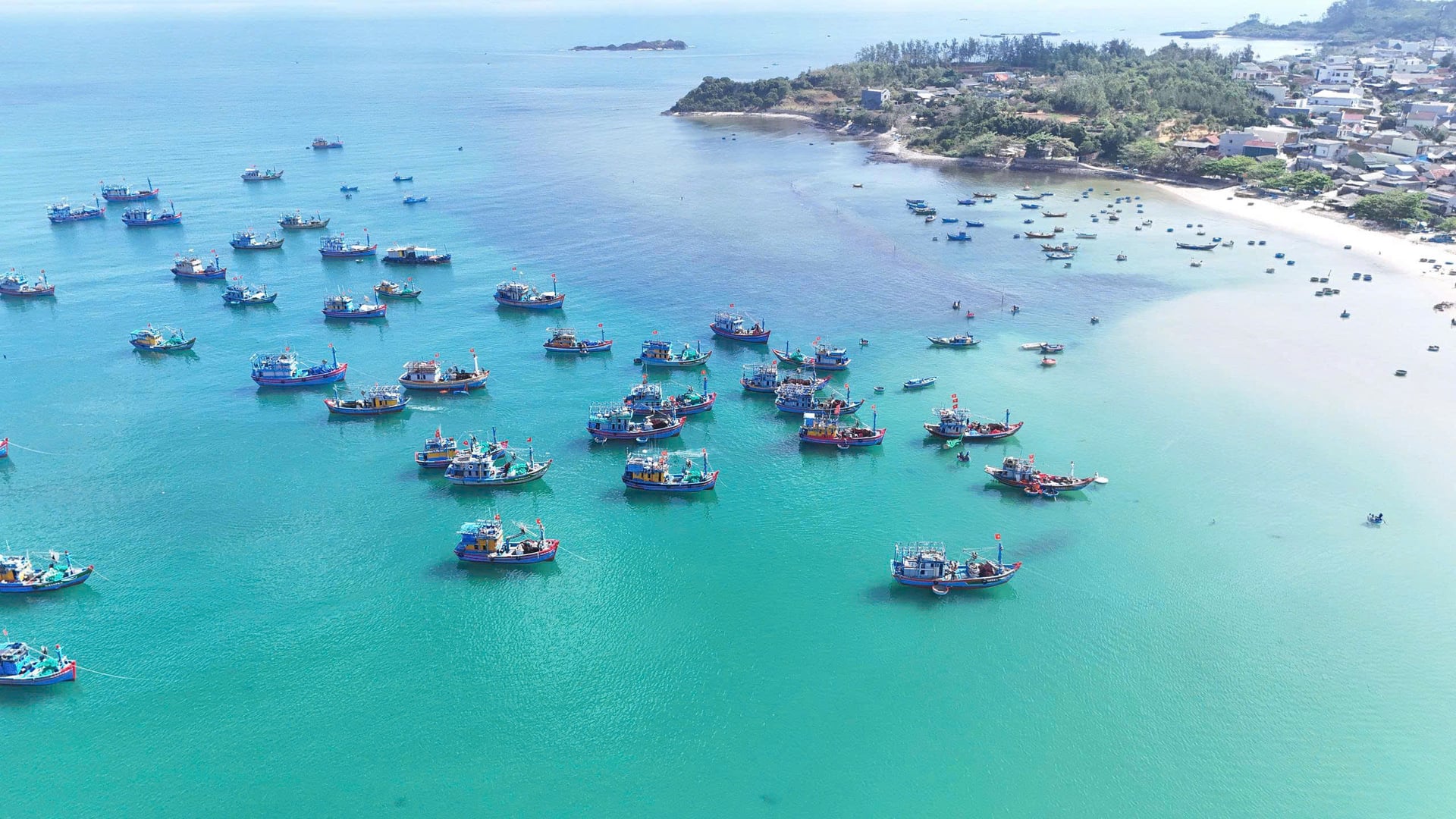 Tỉnh Quảng Ngãi có nhiều tàu cá công suất lớn chuyên khai thác ở vùng biển Hoàng Sa, Trường Sa nên nhu cầu về nhiên liệu rất lớn. Ảnh: V.H. Tỉnh Quảng Ngãi có nhiều tàu cá công suất lớn chuyên khai thác ở vùng biển Hoàng Sa, Trường Sa nên nhu cầu về nhiên liệu rất lớn. Ảnh: V.H.