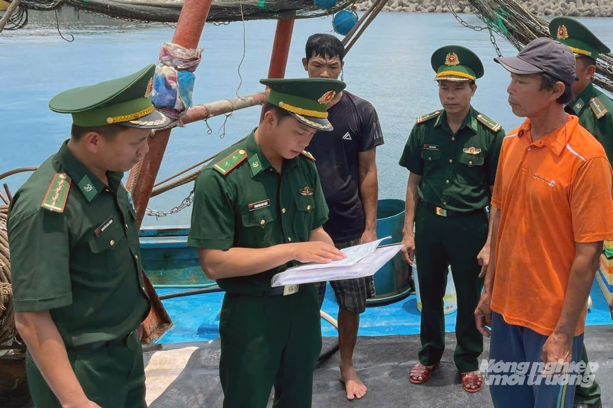 Các lực lượng tuyên truyền về công tác chống khai thác IUU. Ảnh: Võ Dũng.