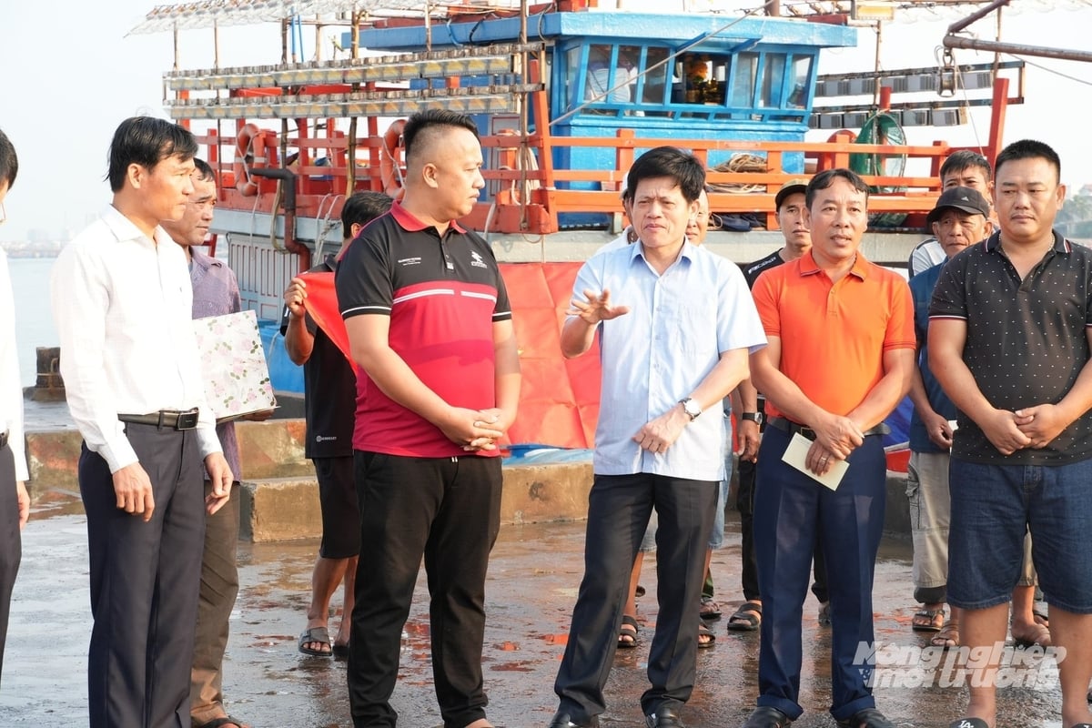 Ông Lê Văn Bảo (áo trắng, giữa), Phó Chủ tịch UBND tỉnh Quảng Trị động viên ngư dân vươn khơi bám biển nhân dịp đầu Xuân Bính Ngọ, tuân thủ các quy định về chống khai thác IUU. Ảnh: Xuân Phú.
