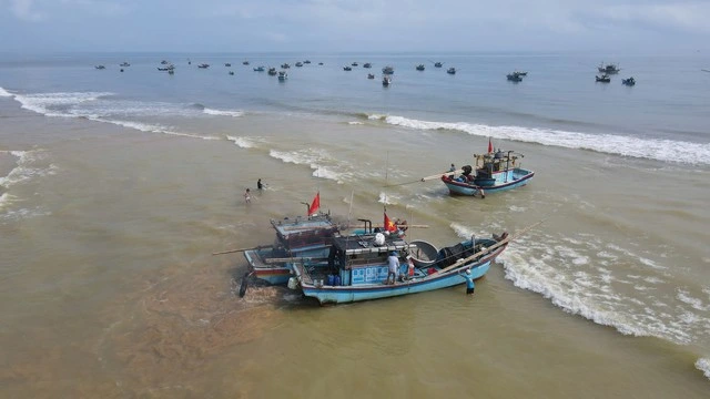Cửa sông bị bồi lấp, hàng trăm tàu cá không thể ra vào- Ảnh 2.