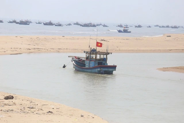 Cửa sông bị bồi lấp, hàng trăm tàu cá không thể ra vào- Ảnh 3.