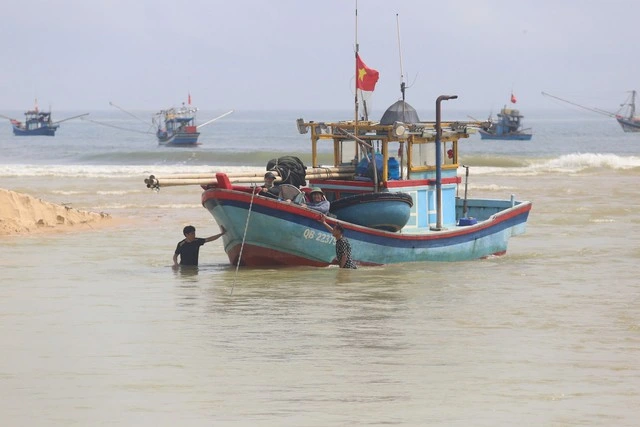 Cửa sông bị bồi lấp, hàng trăm tàu cá không thể ra vào- Ảnh 4.