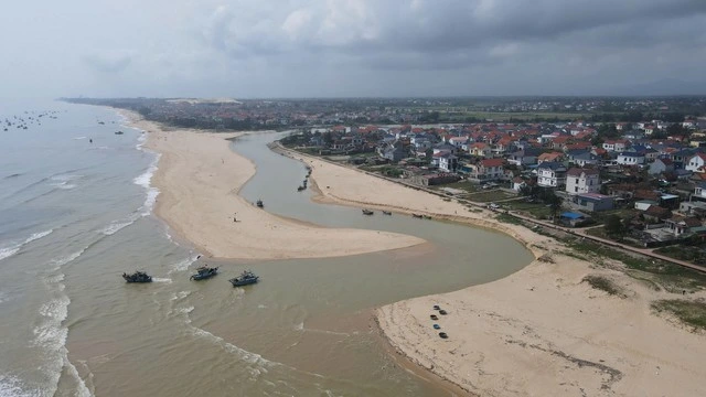 Cửa sông bị bồi lấp, hàng trăm tàu cá không thể ra vào- Ảnh 1.