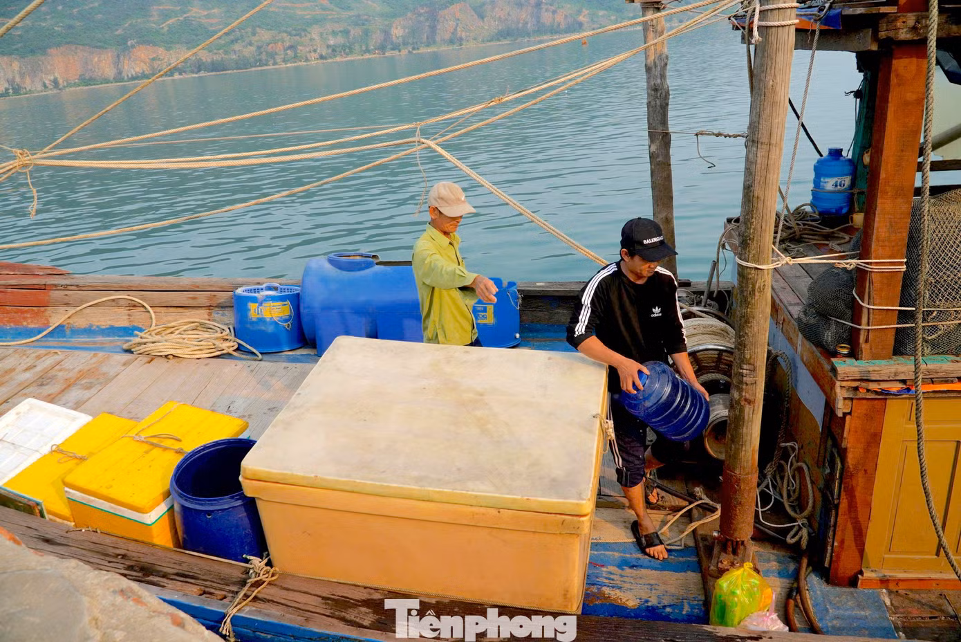 Thuyền của ngư dân chuẩn bị hàng hoá để ra khơi.