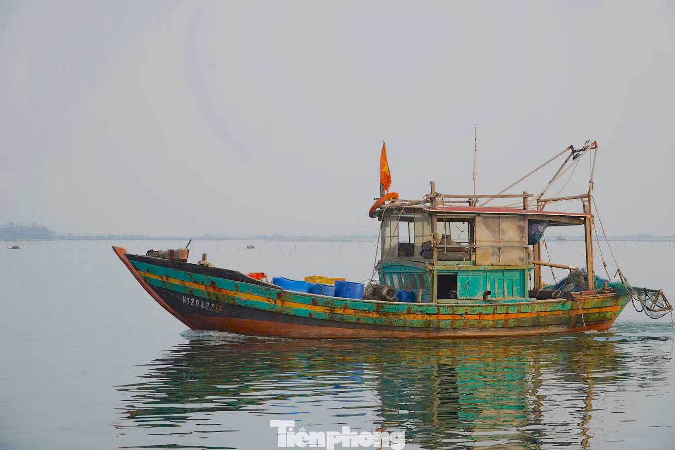 Trong bối cảnh giá nhiên liệu tăng cao, số lượng ít tàu thuyền vượt khó để vươn khơi bám biển.