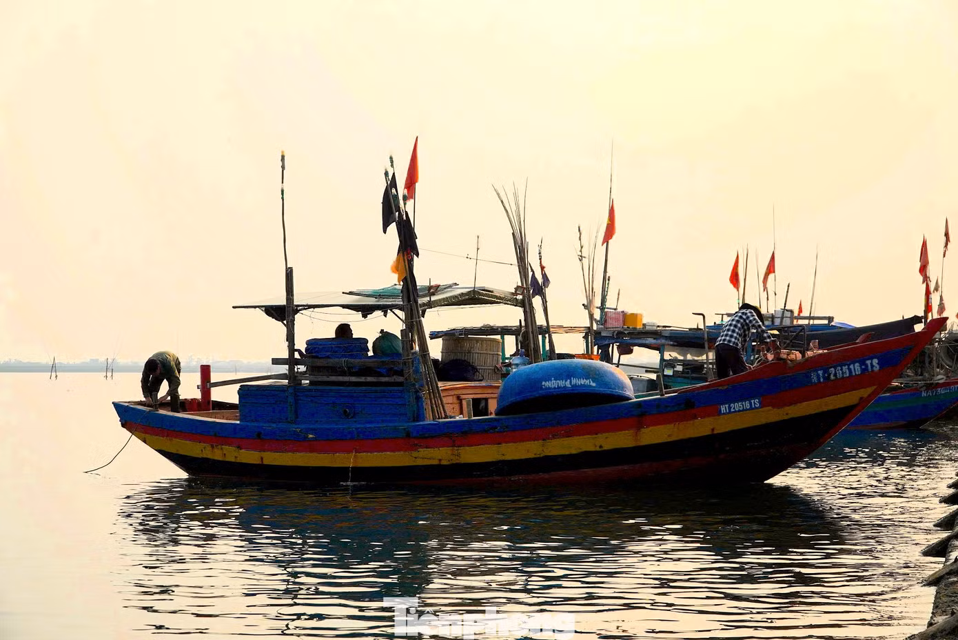 Nhiều tàu của ngư dân dừng vươn khơi do giá nhiên liệu tăng cao.