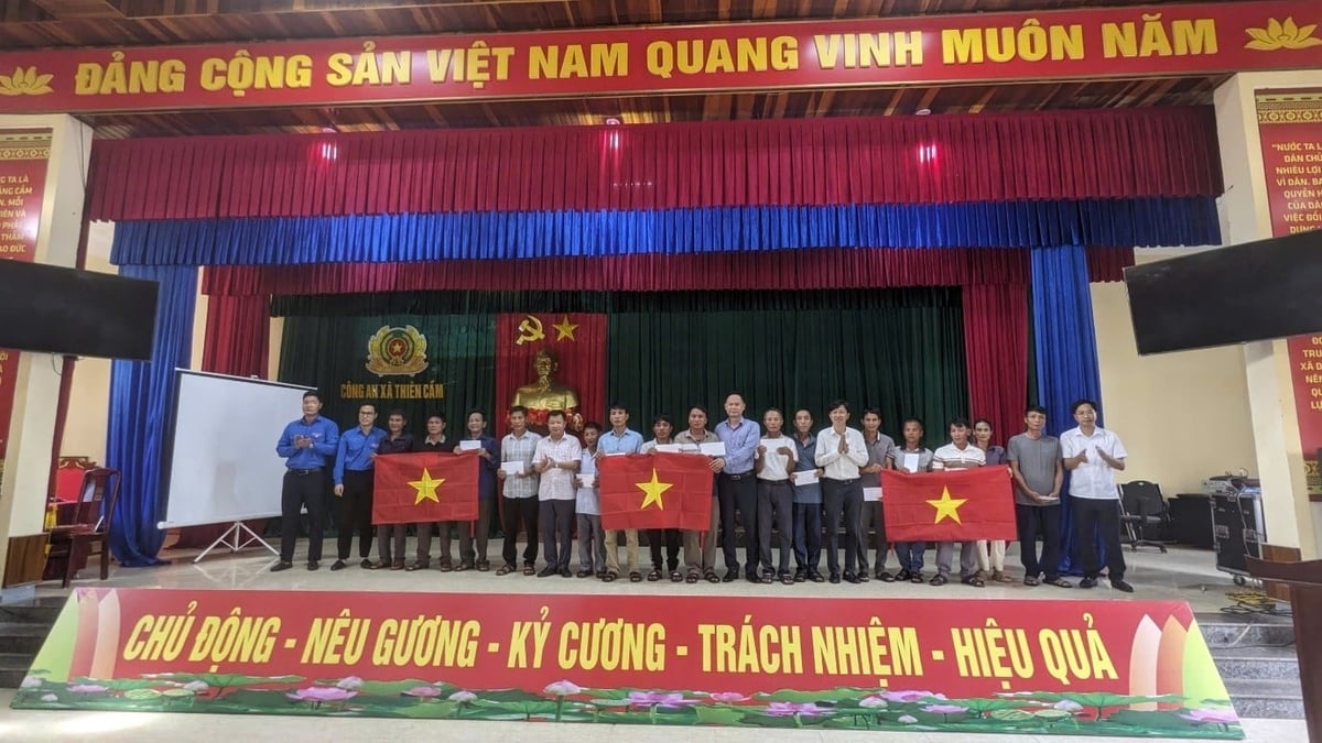 Lãnh đạo NĐNC Việt Nam và Quỹ nhân đạo nghề cá Việt Nam trao hỗ trợ cho đoàn viên, ngư dân NĐNC Thiên Cầm. Ảnh: NĐNC Cẩm Nhượng.