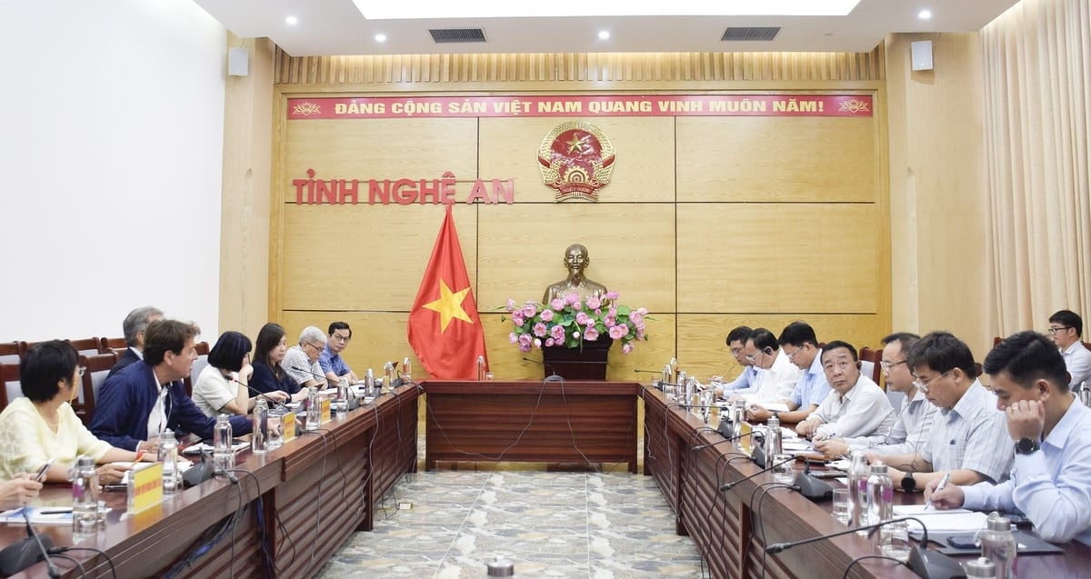 Đôi bên họp bàn triển khai dự án Phát triển thủy sản bền vững trên địa bàn tỉnh Nghệ An. Ảnh: PT.
